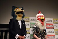 左からレゴシの覆面をした板垣巴留の担当編集者、レゴムの覆面をした板垣巴留。