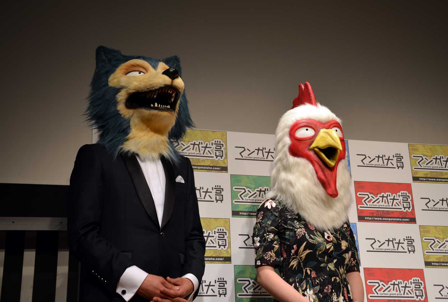 左からレゴシの覆面をした板垣巴留の担当編集者、レゴムの覆面をした板垣巴留。