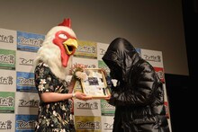 左からレゴムの被り物をした板垣巴留、響のコスプレをした柳本光晴。