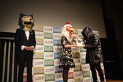 左からハイイロオオカミのレゴシの覆面をした、板垣巴留の担当編集、ニワトリのレゴムの覆面をした板垣巴留、響のコスプレをした柳本光晴。