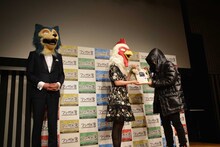 左からレゴシの被り物をした板垣巴留の担当編集者、レゴムの被り物をした板垣巴留、響のコスプレをした柳本光晴。