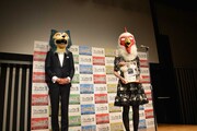 左から「BEASTARS」の担当編集者と板垣巴留。