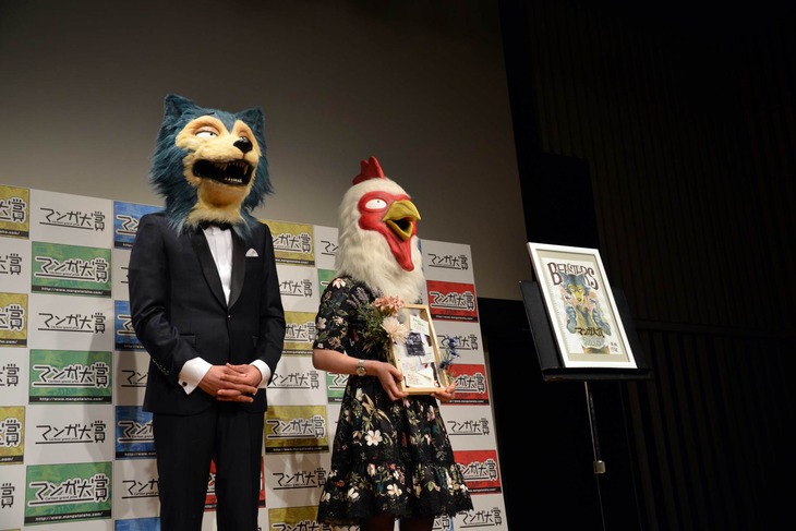 左からレゴシの被り物をした板垣巴留の担当編集者、レゴムの被り物をした板垣巴留。