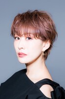 アルマ役の朴ろ美。