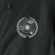 「地球連合軍アラトラム号 フーデッドウインドブレーカー」の胸部イラスト。