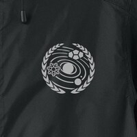 「地球連合軍アラトラム号 フーデッドウインドブレーカー」の胸部イラスト。