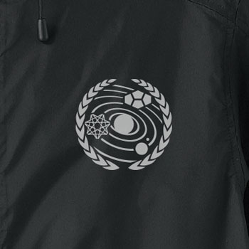 「地球連合軍アラトラム号 フーデッドウインドブレーカー」の胸部イラスト。