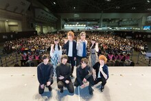 「TVアニメ『重神機パンドーラ』放送直前スペシャルステージ」登壇者。後列左から茅野愛衣、前野智昭、河森正治、東山奈央。前列左から梅原裕一郎、中村悠一、津田健次郎、内田雄馬。