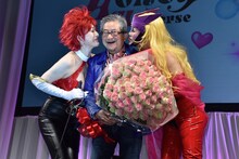 叶姉妹の“ファビュラスなダブルキッス”に照れる永井豪。