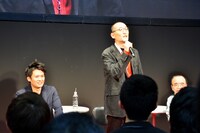 立ち上がり熱弁する藤田和日郎