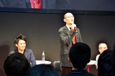 立ち上がり熱弁する藤田和日郎