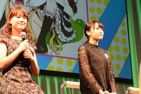 左から小坂井祐莉絵、久保田未夢。