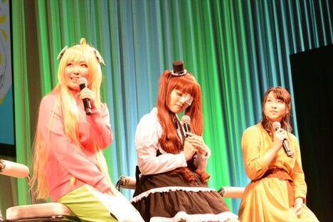 左から鈴木愛奈、大森日雅、小見川千明。