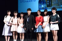 津田健次郎（中央）と、NOW ON AIR。