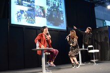 劇場アニメ「ニンジャバットマン」トークショーの様子。左からMCの杉山すぴ豊、加隈亜衣、岩浪美和。