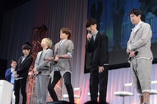 ゴジラのモノマネをする宮野真守（中央）。