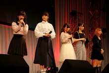 左から朝霧彩役の大野柚布子、奴村露乃役の茜屋日海夏、潮井梨ナ役の鈴木愛奈、穴沢虹海役の芹澤優、雫芽さりな役の山崎はるか。