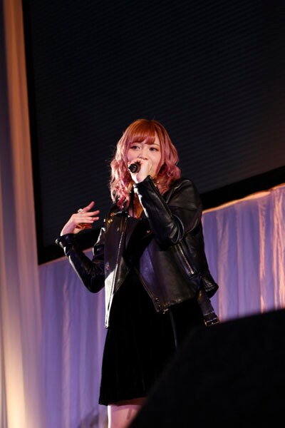 歌唱する山崎はるか。