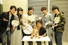 井上和彦の誕生日を祝うキャスト陣。