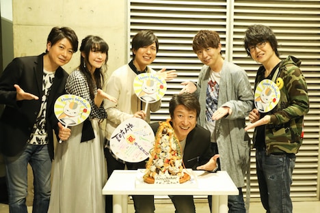 井上和彦の誕生日を祝うキャスト陣。