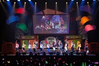 「おそ松さん on STAGE ～SIX MEN’S FESTIVAL～」の様子。