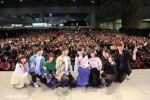 左から水瀬いのり、梅原裕一郎、石上静香、中村悠一、石見舞菜香、下地紫野、下野紘、宮野真守。