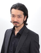 八丁役の金子ノブアキ。