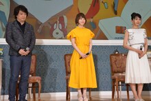 左から日野晃博社長、花澤香菜、足立佳奈。