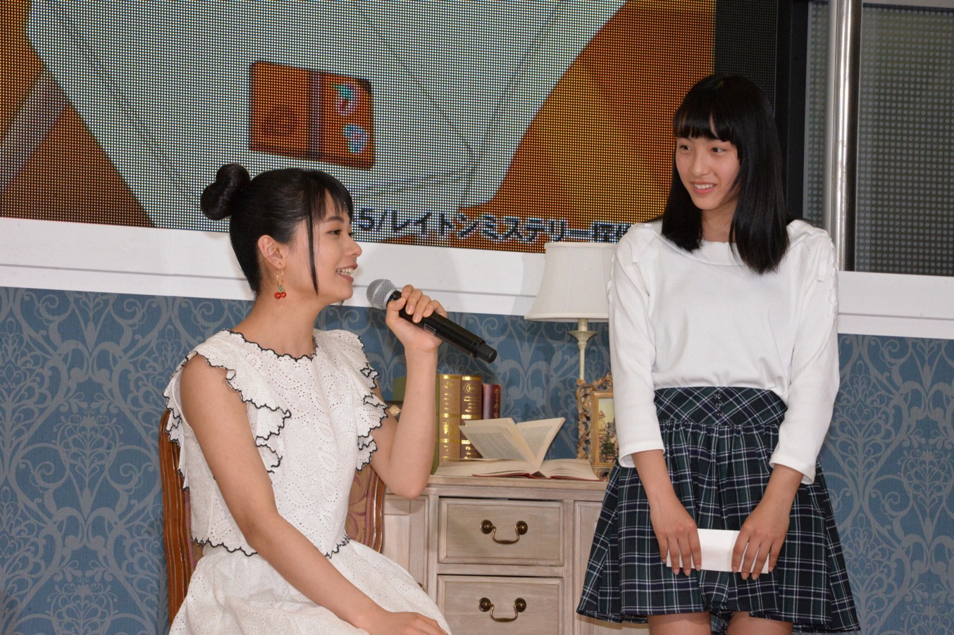 1人目の依頼人と足立佳奈。