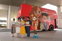 ラッピングバスと登壇者たち。