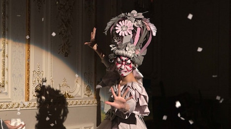 NHK Eテレ「マリーの知っとこ！ジャポン」第1話より、見得を切るマリー。（写真提供：NHK）