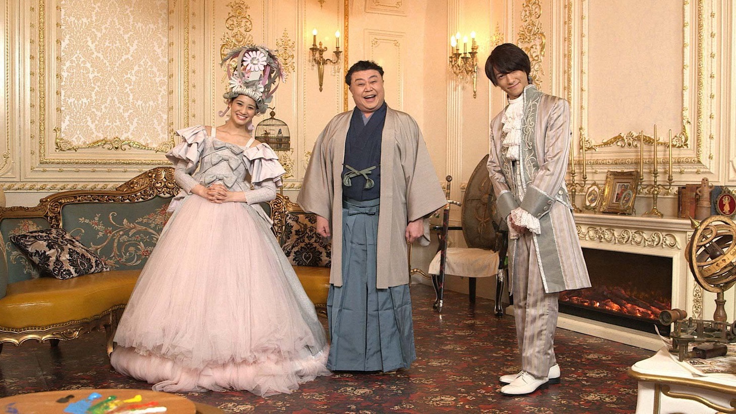 NHK Eテレ「マリーの知っとこ！ジャポン」第1話より、左から秋本帆華扮するマリー、市川猿弥、鈴木拡樹扮するギャブリエル。（写真提供：NHK）