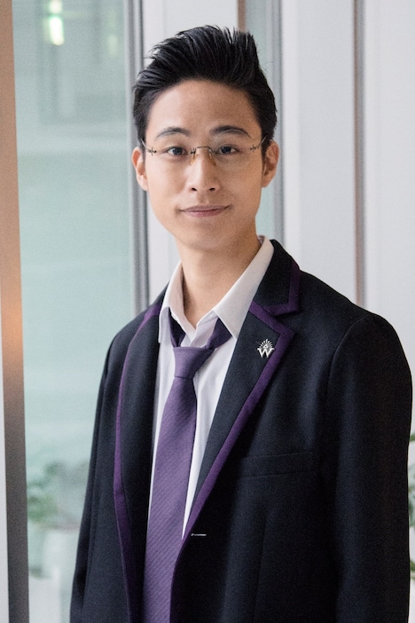 伊島空扮する寺谷靖雅。