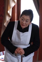 佐々木すみ江演じるメイド頭のタマ。