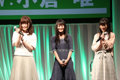 左から加隈亜衣、小倉唯、原田彩楓。