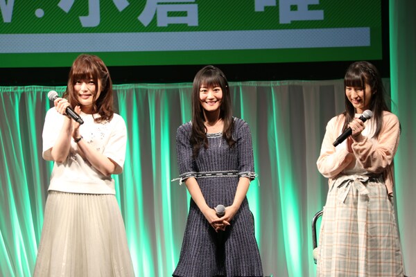 左から加隈亜衣、小倉唯、原田彩楓。