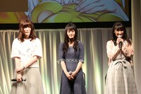 左から加隈亜衣、小倉唯、原田彩楓。