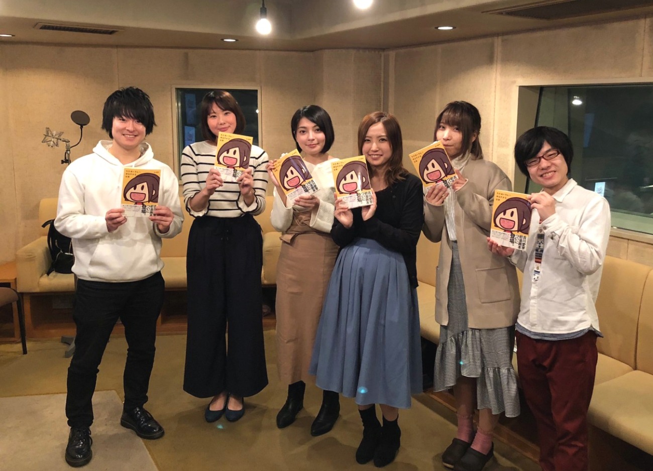 「ちびあいりんのゆるやかな日常」収録現場の風景。右より新田杏樹、朝日奈丸佳、古川愛李、織江珠生、伏見はる香、白石兼斗。(c)Atelier Airi／KADOKAWA／タテアニメ