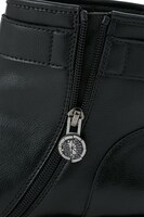 アンツィオ高校モデルのブーツ。