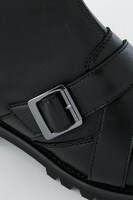 アンツィオ高校モデルのブーツ。