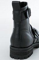 アンツィオ高校モデルのブーツ。