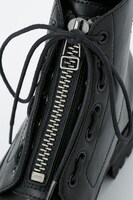 黒森峰女学園モデルのブーツ。