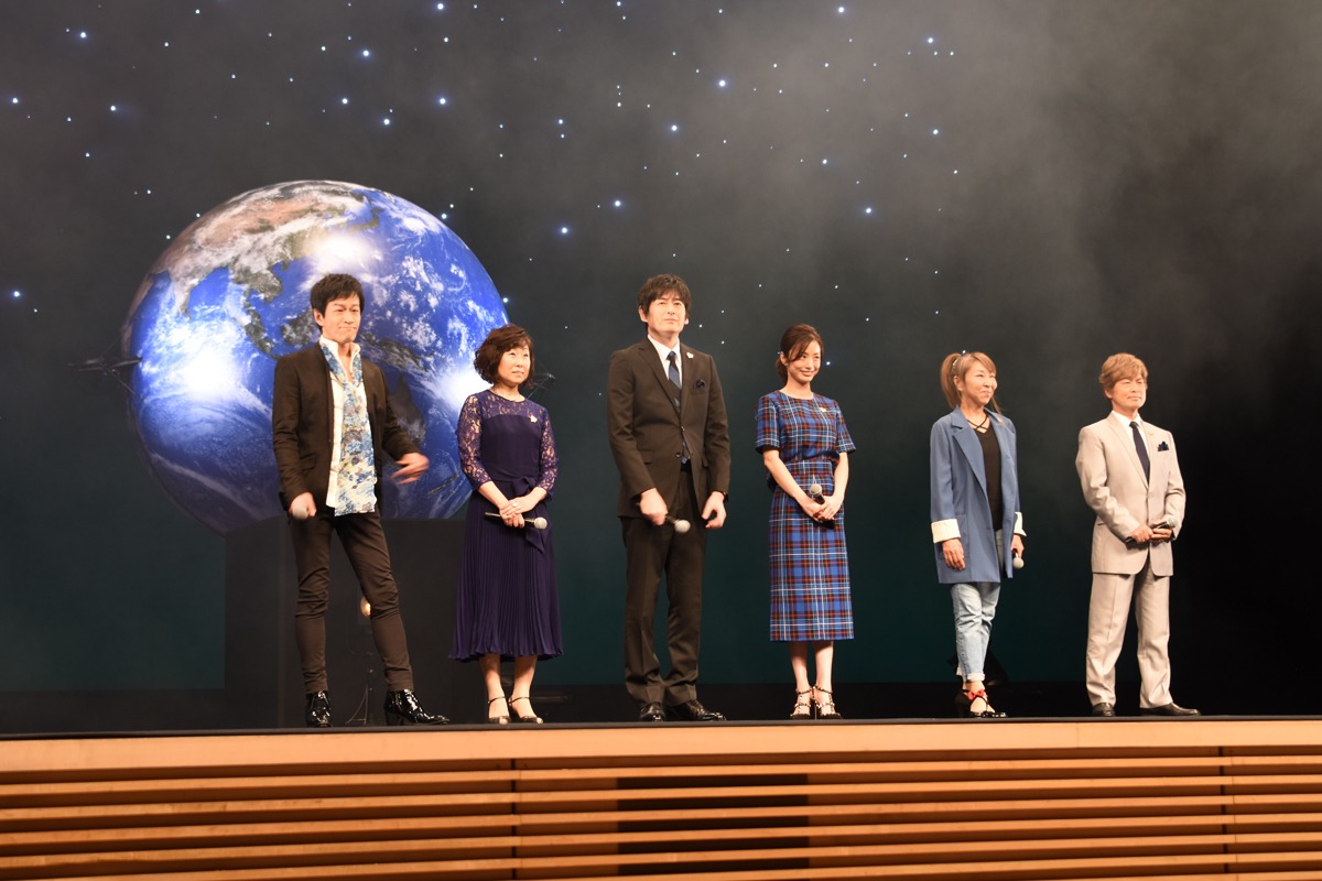 劇場アニメ「名探偵コナン ゼロの執行人（しっこうにん）」の完成披露の様子。左から小山力也、山崎和佳奈、博多大吉、上戸彩、高山みなみ、古谷徹。