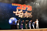 劇場アニメ「名探偵コナン ゼロの執行人（しっこうにん）」の完成披露の様子。左から小山力也、山崎和佳奈、博多大吉、上戸彩、高山みなみ、古谷徹。
