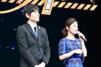 左から博多大吉、上戸彩。