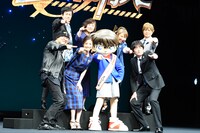 劇場アニメ「名探偵コナン ゼロの執行人（しっこうにん）」の完成披露の様子。上段左から小山力也、山崎和佳奈、高山みなみ、古谷徹。下段左から青山剛昌、上戸彩、コナン、博多大吉。