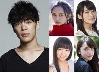 左から時計回りに小野賢章、小宮有紗、茜屋日海夏、都丸紗也華、大原優乃。(c)2018 TOBI・COMICメテオ／「お前ら全員めんどくさい！」製作委員会