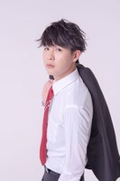 インジュン扮する大村。