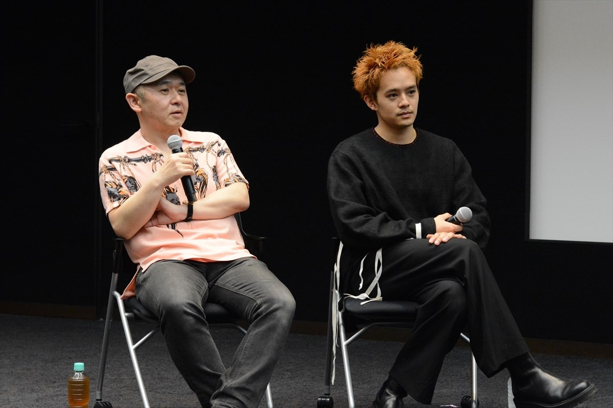 左から新井英樹、池松壮亮。