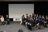 「宮本から君へ」テレビ東京新入社員特別試写会でのフォトセッションの様子。